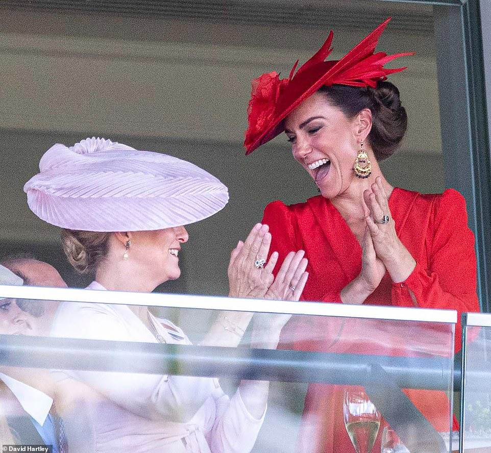 Người đẹp bất chấp hình tượng quý cô thanh lịch để cổ vũ hết mình cho các vận động viên đua ngựa. Cô cười lớn trong khi đứng trên khán đài với Sophie, Nữ công tước xứ Edinburgh. Ảnh: Daily Mail.