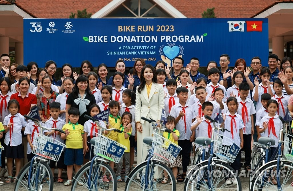 Bà Kim Keon Hee mặc áo vest dài tay kết hợp quần suông dài màu kem và áo sơ mi vàng nghệ trong buổi tặng xe đạp cho học sinh ở Hà Nội. Set đồ này thể hiện được khí chất doanh nhân thành công, đồng thời cũng cho thấy gu ăn mặc hiện đại và thanh lịch của bà. Ảnh: president.go.kr. Bà Kim Keon Hee mặc áo vest dài tay kết hợp quần suông dài màu kem và áo sơ mi vàng nghệ trong buổi tặng xe đạp cho học sinh ở Hà Nội. Set đồ này thể hiện được khí chất doanh nhân thành công, đồng thời cũng cho thấy gu ăn mặc hiện đại và thanh lịch của bà. Ảnh: president.go.kr.