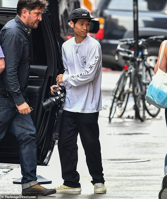 Angelina Jolie và Pax Thiên đi chơi ở New York. Ảnh: Daily Mail. Angelina Jolie và Pax Thiên đi chơi ở New York. Ảnh: Daily Mail.