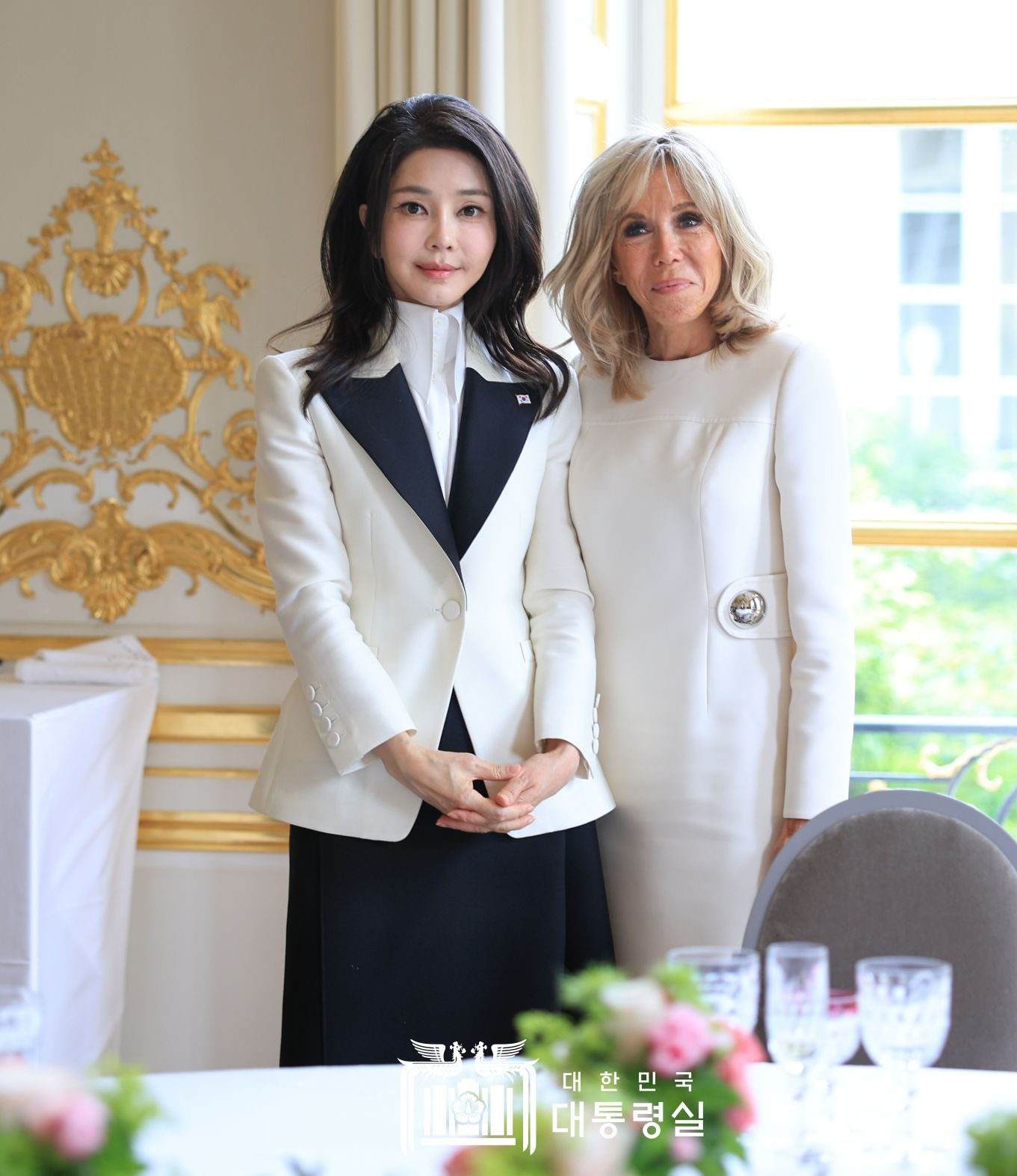 Đệ nhất phu nhân Hàn Quốc thường chọn những gam màu cơ bản, dễ kết hợp, không kén da mà vẫn đảm bảo được sự thanh lịch, thời thượng như trắng, be, đen, vàng hay xanh hoàng gia... Cách phối các món đồ với nhau cũng đơn giản và phần lớn đơn sắc.