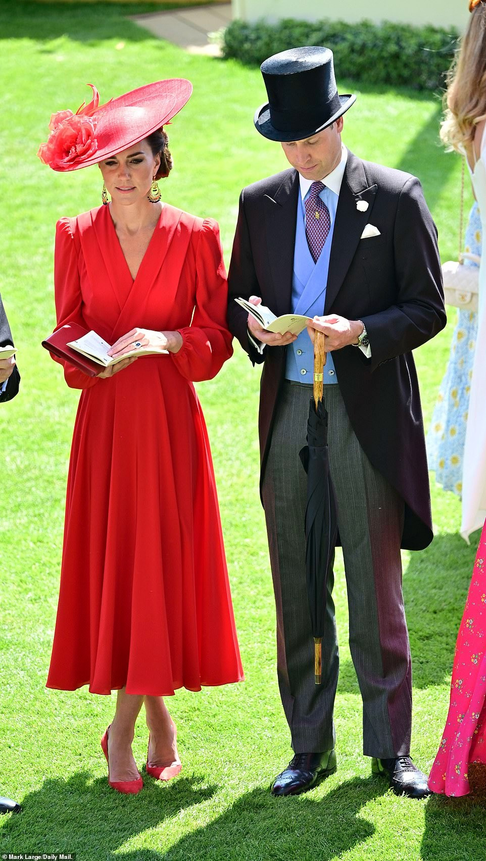 Theo truyền thống, lễ hội quy định nghiêm ngặt về trang phục. Nam giới phải mặc lễ phục truyền thống, đội mũ chóp đen hoặc xám, còn nữ giới phải đội mũ và mặc váy dài che vai. Thân vương và Vương phi xứ Wales trở thành tâm điểm với vẻ ngoài sang trọng, đậm chất quý tộc cổ điển. Ảnh: Daily Mail.