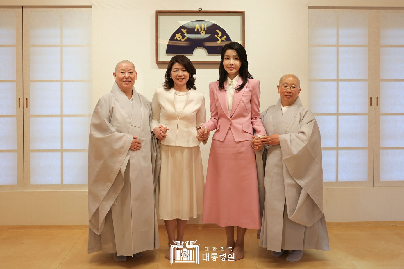 Màu sắc như hồng cũng là cách giúp trang phục công sở trở nên thời trang, nữ tính hơn.