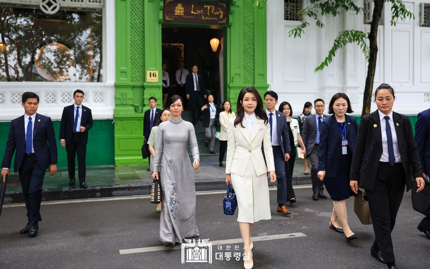 Ngày 24/6, Đệ nhất phu nhân Hàn Quốc Kim Keon Hee tháp tùng Tổng thống Hàn Quốc Yoon Suk Yeol dự tiệc trà, tham quan hồ Hoàn Kiếm cùng Chủ tịch nước Võ Văn Thưởng và Phu nhân Phan Thị Thanh Tâm. Trong khi Phu nhân Phan Thị Thanh Tâm mặc áo dài Việt Nam truyền thống, bà Kim Keon Hee chọn trang phục phong cách công sở.