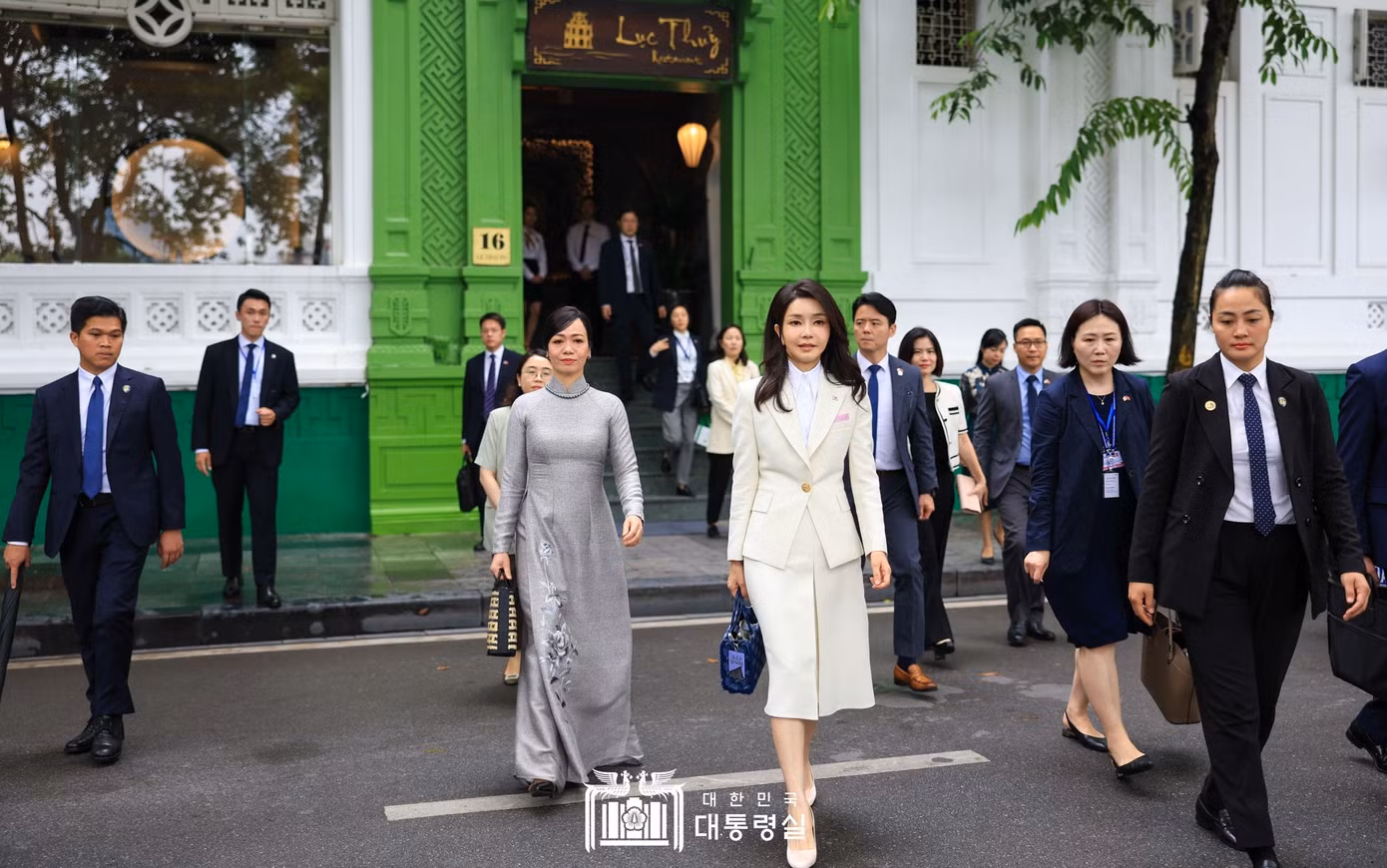Ngày 24/6, Đệ nhất phu nhân Hàn Quốc Kim Keon Hee tháp tùng Tổng thống Hàn Quốc Yoon Suk Yeol dự tiệc trà, tham quan hồ Hoàn Kiếm cùng Chủ tịch nước Võ Văn Thưởng và Phu nhân Phan Thị Thanh Tâm. Trong khi Phu nhân Phan Thị Thanh Tâm mặc áo dài Việt Nam truyền thống, bà Kim Keon Hee chọn trang phục phong cách công sở.