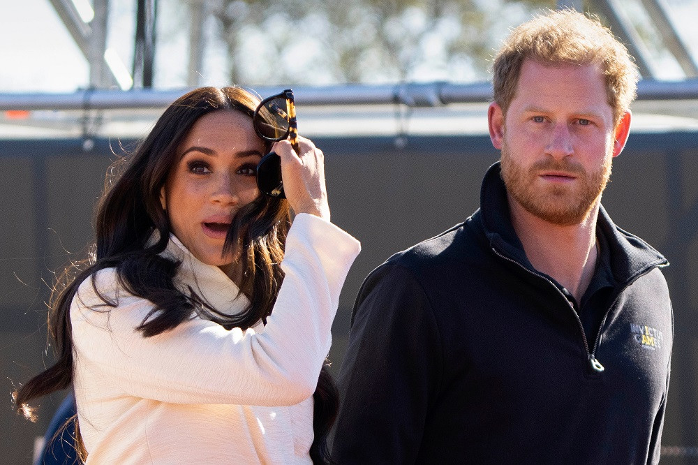 Harry và Meghan phải đạt được thỏa thuận riêng với Vua Charles nếu muốn ở lại bất kỳ bất động sản nào của hoàng gia mỗi lần về Anh. Ảnh: AP. Harry và Meghan phải đạt được thỏa thuận riêng với Vua Charles nếu muốn ở lại bất kỳ bất động sản nào của hoàng gia mỗi lần về Anh. Ảnh: AP.