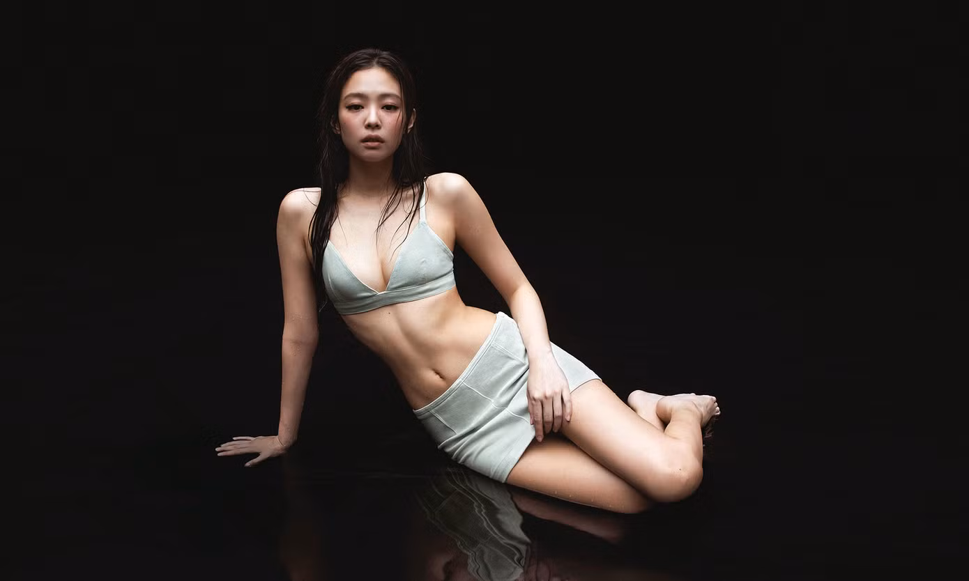 Biết được lợi thế hình thể, Jennie không ngại diện những trang phục hở bạo hay chụp quảng cáo nội y. Theo Koreaboo, thân hình lý tưởng của Jennie là sự kết hợp của "trời cho" và quá trình tập luyện chăm chỉ.