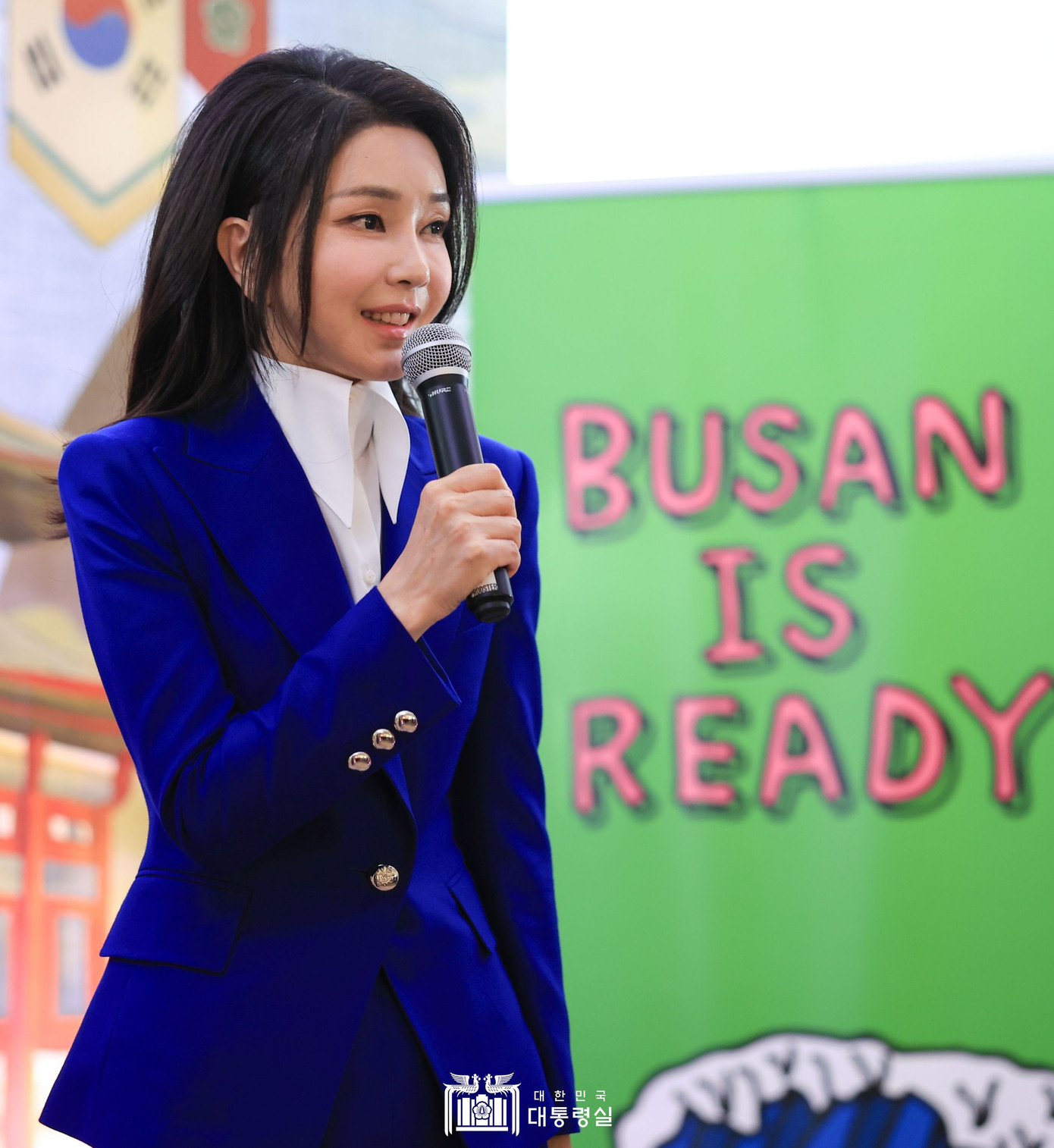 Xuất thân doanh nhân có thể là nguyên nhân cho lựa chọn đậm chất công sở này của bà Kim Keon Hee. Áo vest cùng sơ mi cổ cồn mang đến sự chuyên nghiệp, chỉn chu cho người mặc.