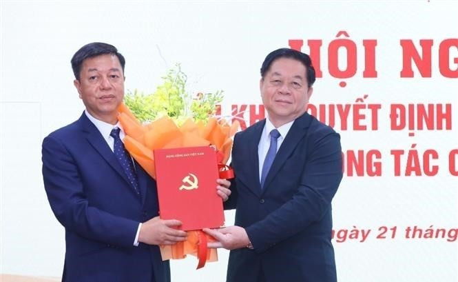 Đồng chí Nguyễn Trọng Nghĩa trao quyết định và chúc mừng đồng chí Vũ Trọng Lâm. Ảnh: Chinhphu.vn.