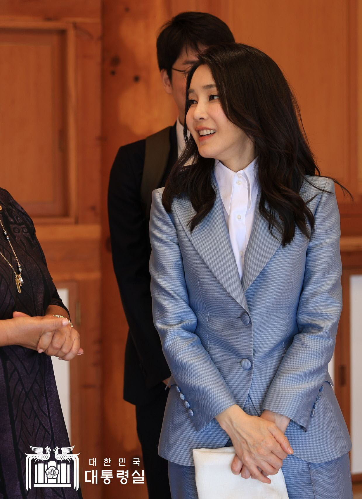 Trang phục giúp bà Kim Keon Hee bộc lộ được cá tính mạnh mẽ, độc lập và tự tin của một nữ tổng giám đốc thành công, quyền lực.