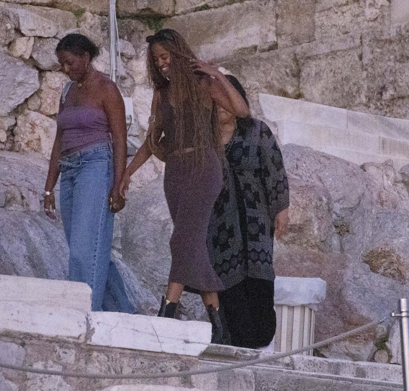 Malia và Sasha cũng có mặt trong chuyến tham quan. Ảnh: BackGrid. Malia và Sasha cũng có mặt trong chuyến tham quan. Ảnh: BackGrid.