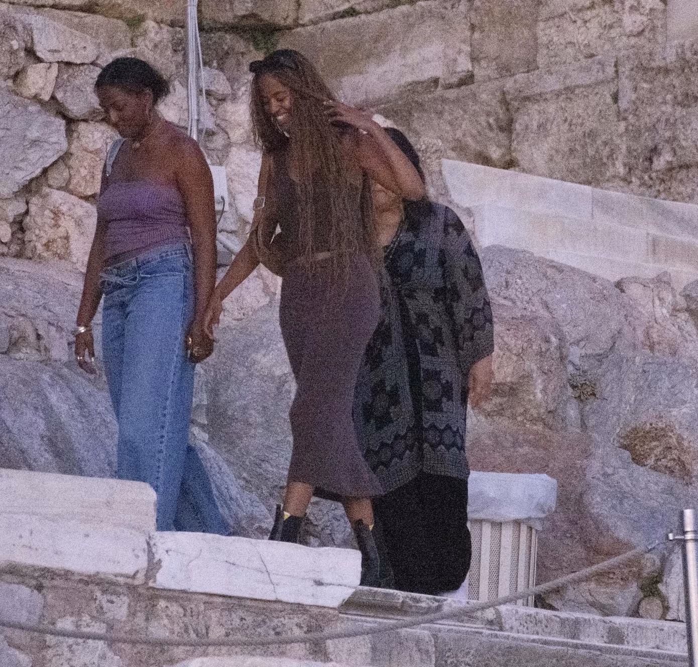 Malia và Sasha cũng có mặt trong chuyến tham quan. Ảnh: BackGrid.