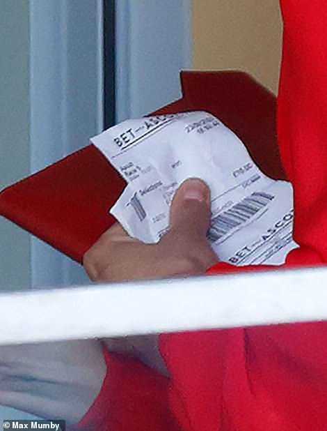 Cánh săn ảnh chụp được hình ảnh Công nương Kate mua phiếu cá cược cho tuyển thủ yêu thích. Ảnh: Max Mumby.