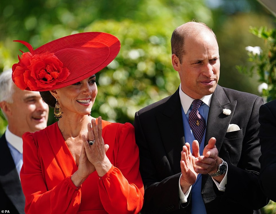 Ở ngón áp út tay trái, người đẹp sinh năm 1982 đeo nhẫn đính hôn có mặt là đá sapphire, bao quanh bởi kim cương và vàng trắng. Đây là chiếc nhẫn Vua Charles cầu hôn Công nương Diana năm 1981, cũng là tín vật định tình của William dành cho vợ. Ảnh: PA.