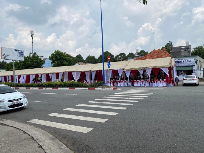 Rạp cưới được dựng ngay ngã 3, xe ôm cua có thể gây tai nạn bất cứ lúc nào