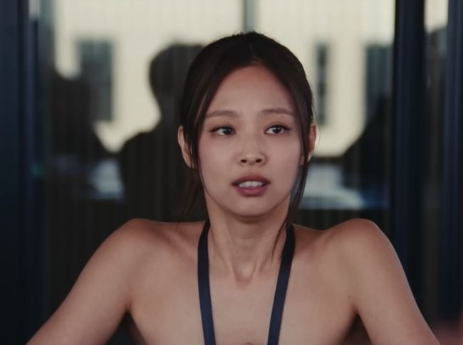 Jennie được khen ngợi diễn xuất có chiều sâu, tạo được tâm lý nhân vật. Ảnh: HBO.