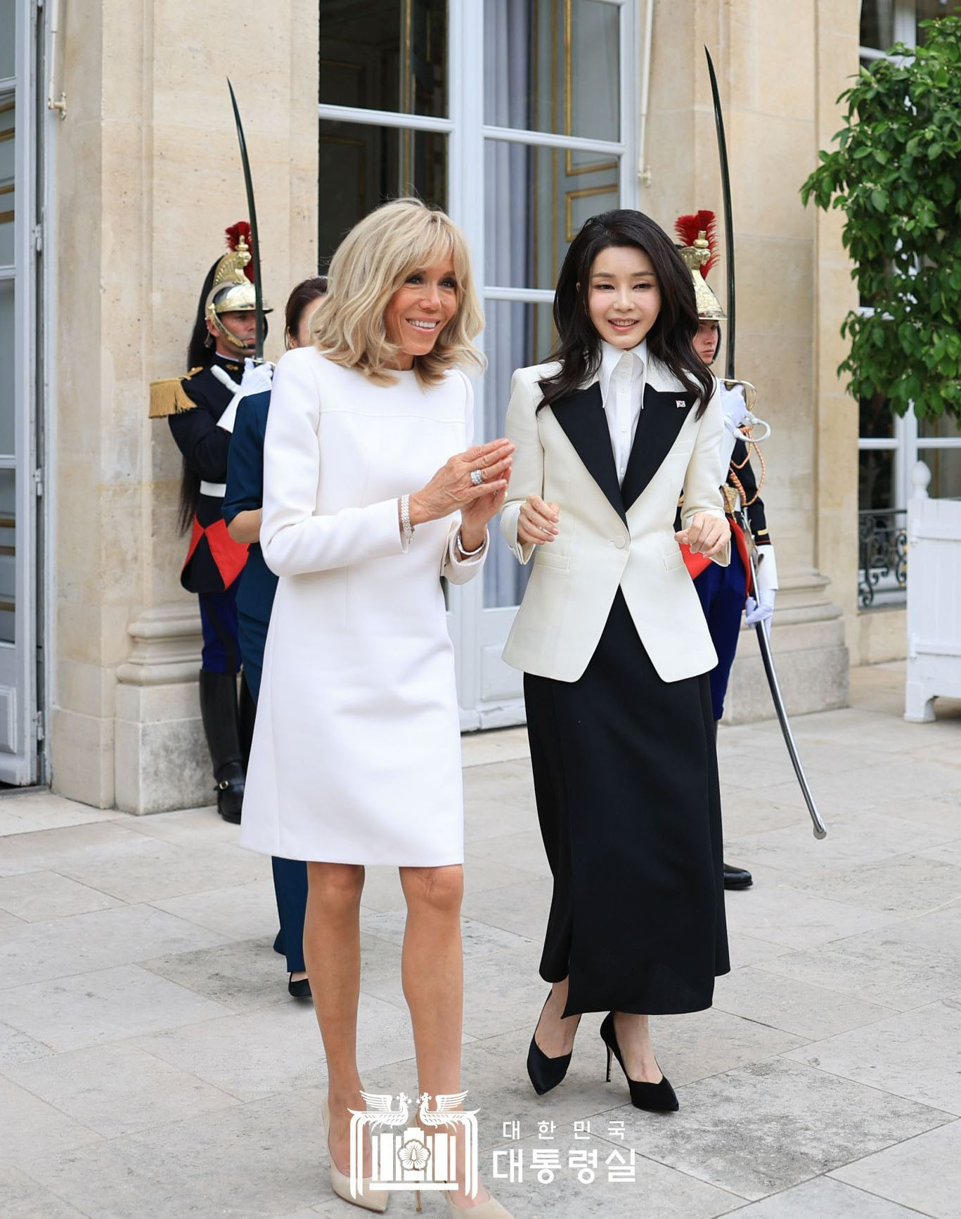 Đệ nhất phu nhân Hàn Quốc thường chọn những gam màu cơ bản, dễ kết hợp, không kén da mà vẫn đảm bảo được sự thanh lịch, thời thượng như trắng, be, đen, vàng hay xanh hoàng gia... Cách phối các món đồ với nhau cũng đơn giản và phần lớn đơn sắc.