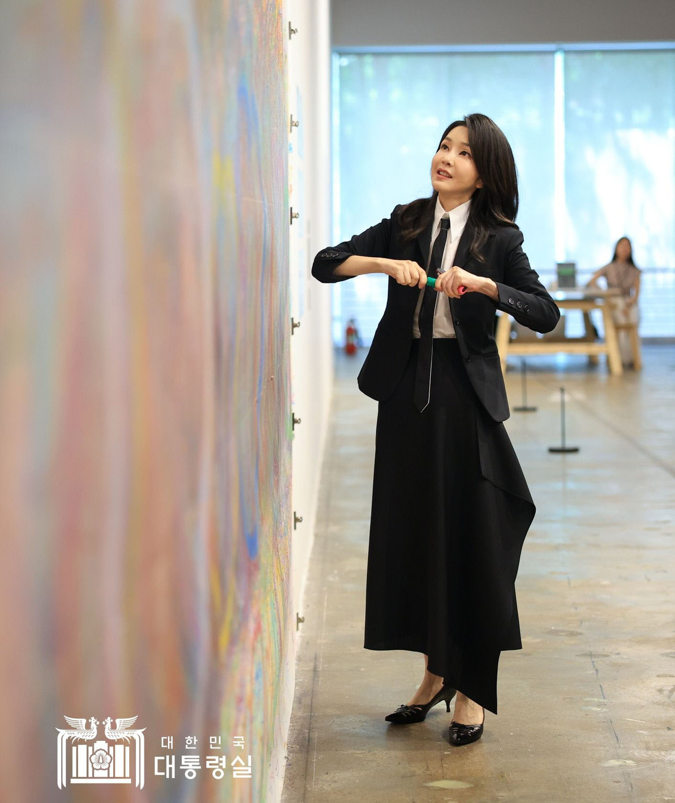 Thông qua lựa chọn trang phục, bà Kim Keon Hee xây dựng hình ảnh phụ nữ hiện đại sắc sảo, làm chủ cuộc sống của mình - hình mẫu cho phong trào nữ quyền ở Hàn Quốc.