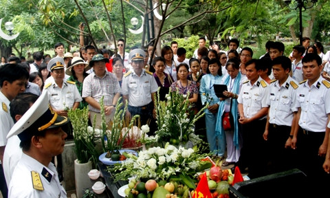 Đoàn viếng thăm mộ anh hùng liệt sĩ Võ Thị Sáu tại nghĩa trang Hàng Dương