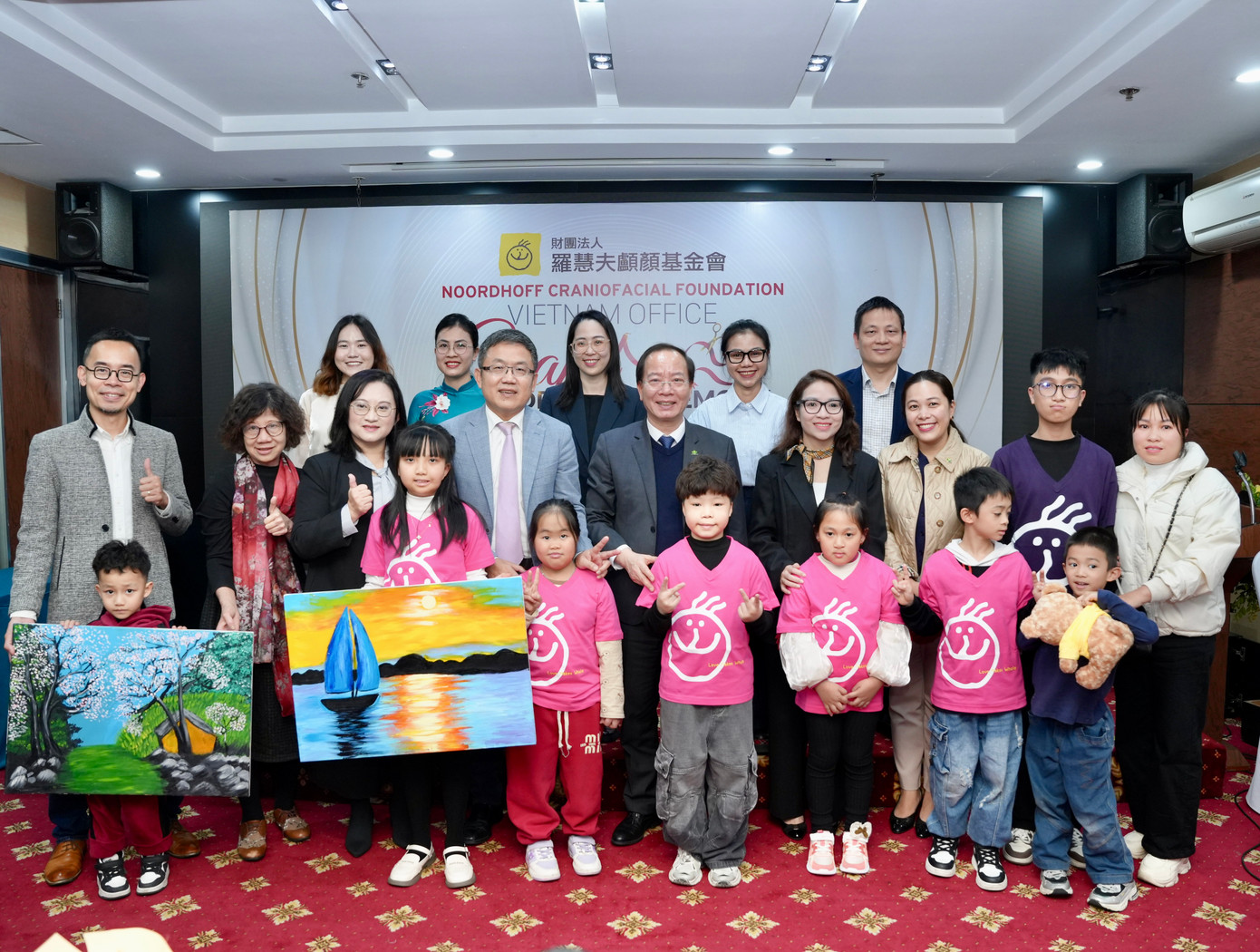 Đại diện các cơ quan, tổ chức NCF và các cháu nhỏ được phẫu thuật miễn phí tham gia lễ khai trương văn phòng. Đại diện các cơ quan, tổ chức NCF và các cháu nhỏ được phẫu thuật miễn phí tham gia lễ khai trương văn phòng.