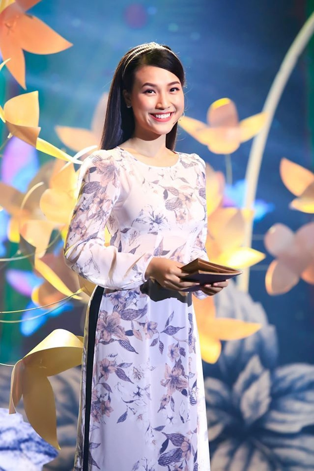 Hoàng Oanh thời mới tham gia showbiz. Hoàng Oanh thời mới tham gia showbiz.