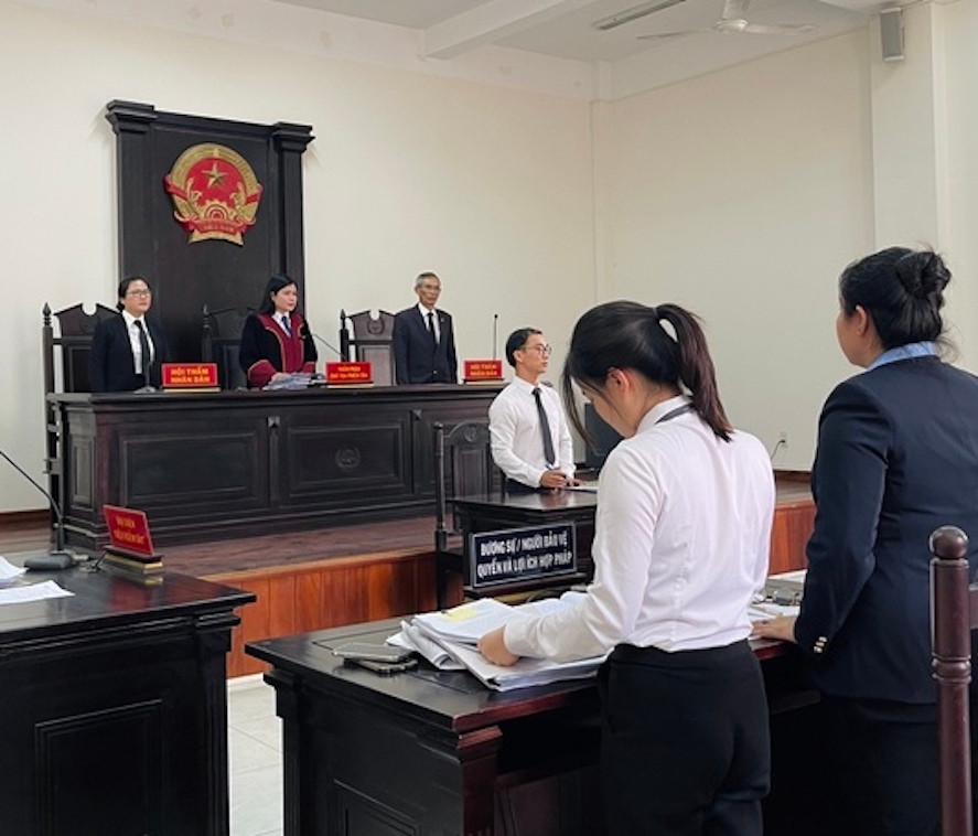 HĐXX phiên toà đang thực hiện phần thủ tục