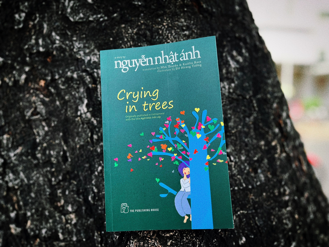 Ngồi khóc trên cây (Bản tiếng Anh).