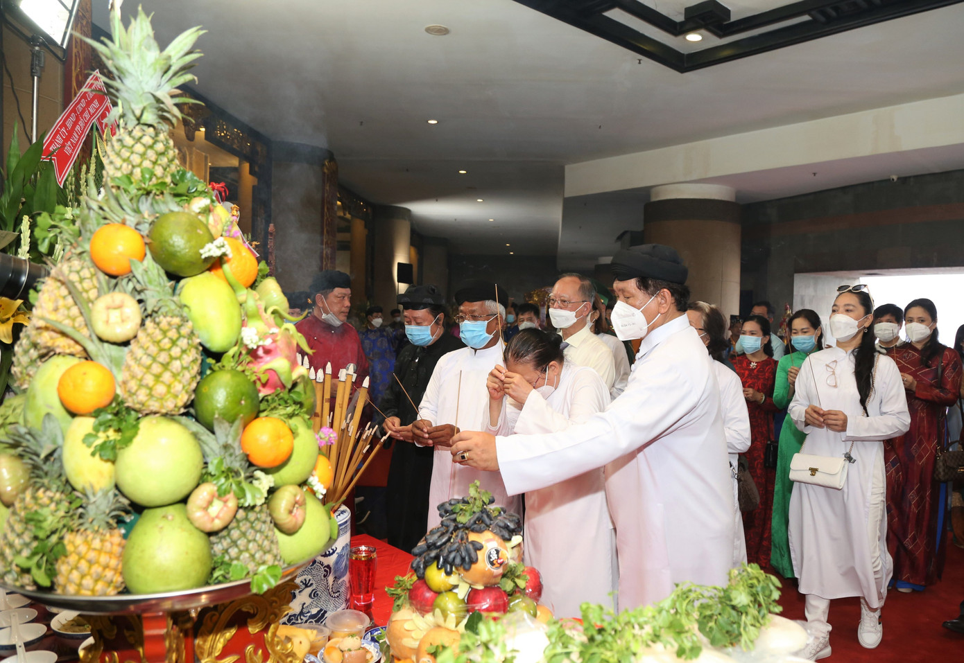 Các vị chức sắc tôn giáo dâng hương bàn thờ Quốc Tổ Các vị chức sắc tôn giáo dâng hương bàn thờ Quốc Tổ