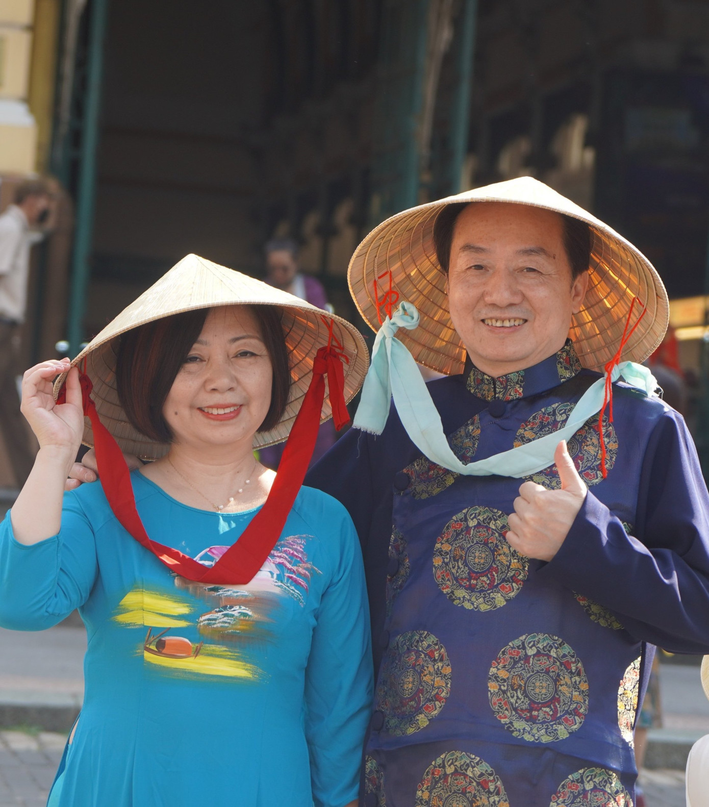 Các du khách tỏ ra thích thú khi chụp hình với trang phục áo dài nón lá Việt Nam (ảnh: BT Tour).