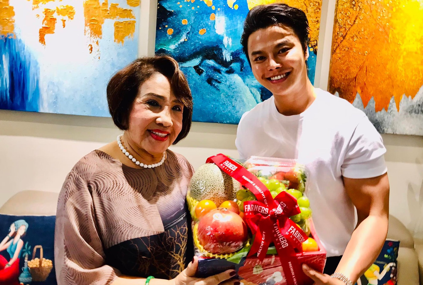 NSND Lệ Thuỷ nhận món quà chúc Tết của NS Võ Minh Lâm.