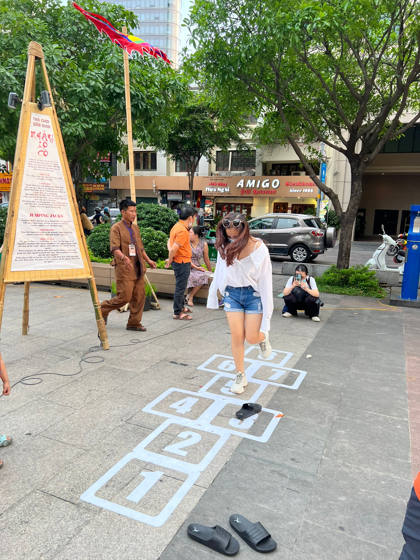 Nữ du khách trải nghiệm trò chơi nhảy lò cò.