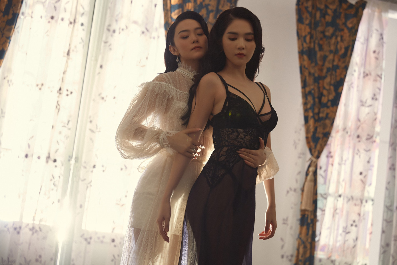 Minh Hằng và Ngọc Trinh trong Chị chị em em 2.