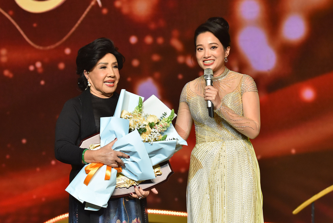 NSND Lệ Thuỷ nhận giải Mai Vàng. NSND Lệ Thuỷ nhận giải Mai Vàng.