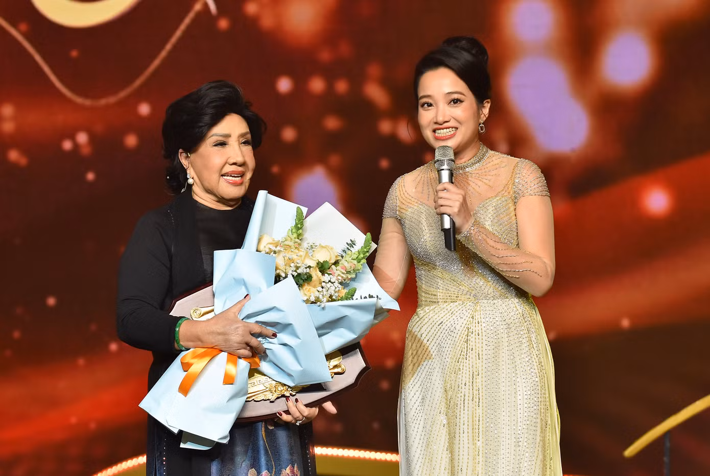 NSND Lệ Thuỷ nhận giải Mai Vàng.