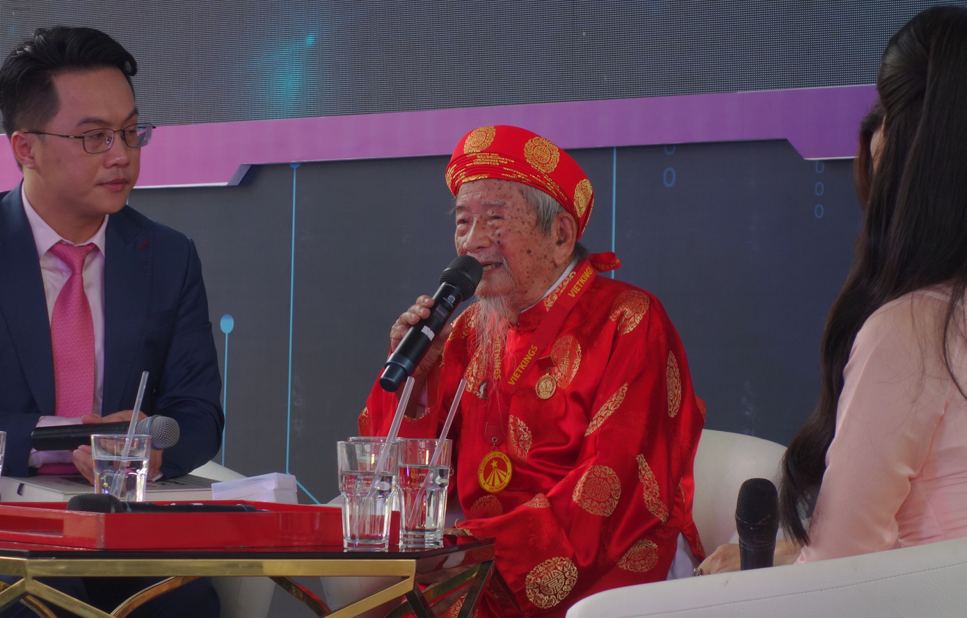 NNC lão thành đã dành hơn 1 tiếng đồng hồ để giới thiệu về cuốn sách. Ảnh: Trọng Thịnh.