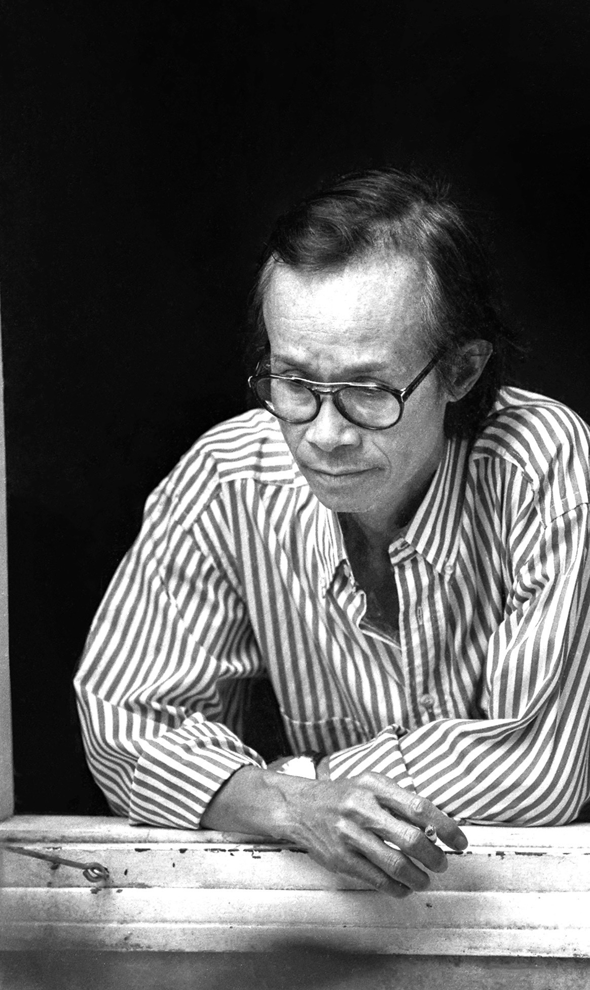 Nhạc sĩ Trịnh Công Sơn trầm tư bên cửa sổ. Ảnh: Dương Minh Long. Nhạc sĩ Trịnh Công Sơn trầm tư bên cửa sổ. Ảnh: Dương Minh Long.