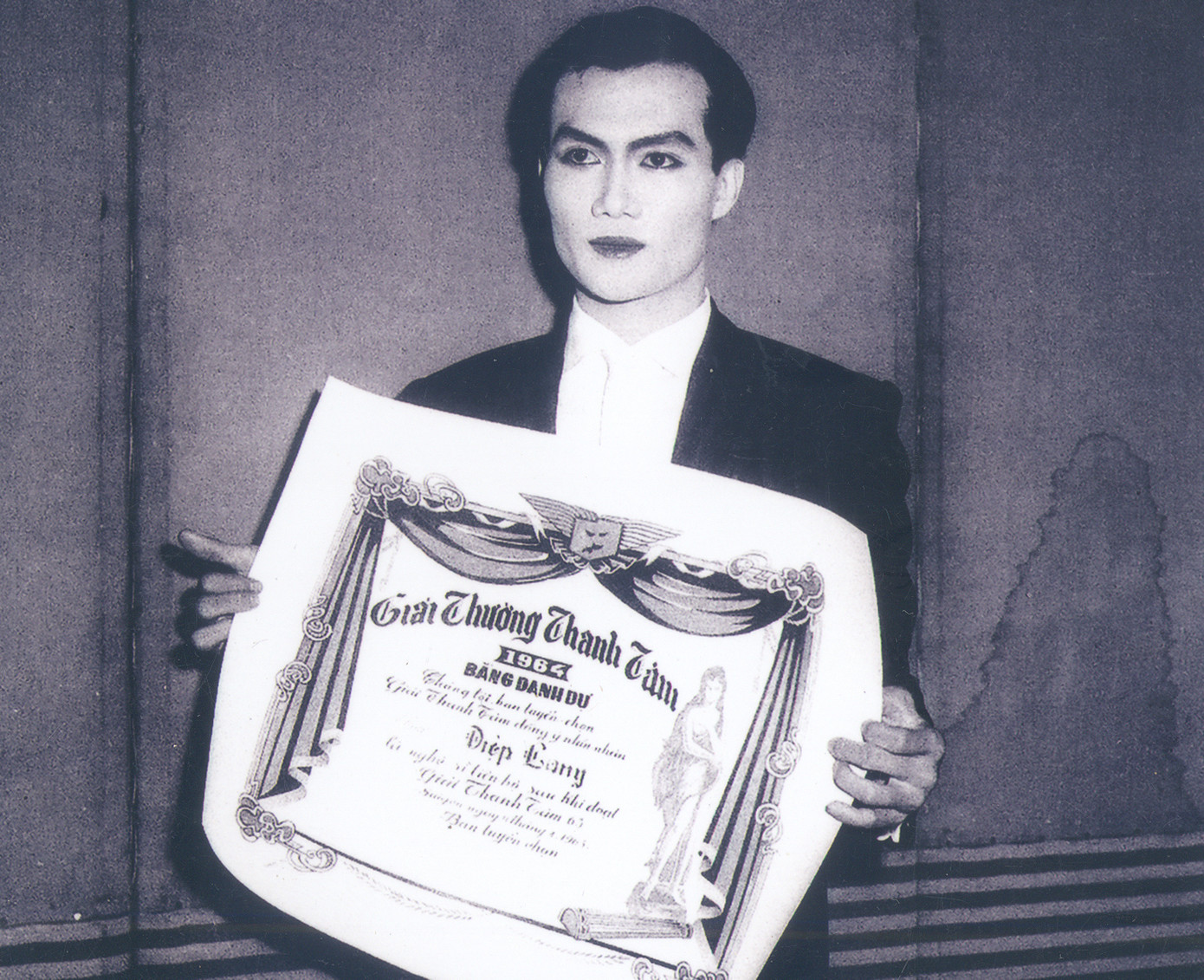 Diệp Lang nhận giải thưởng Thanh tâm vào năm 1963. Diệp Lang nhận giải thưởng Thanh tâm vào năm 1963.