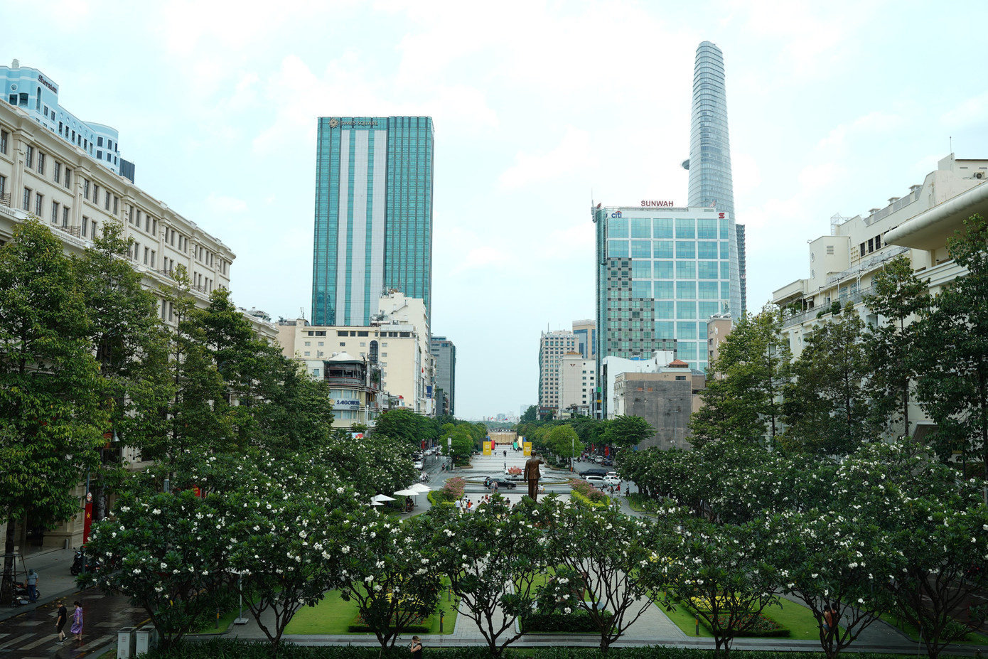 Đường Nguyễn Huệ nhìn từ ban công tầng 1 của toà nhà. Đường Nguyễn Huệ nhìn từ ban công tầng 1 của toà nhà.