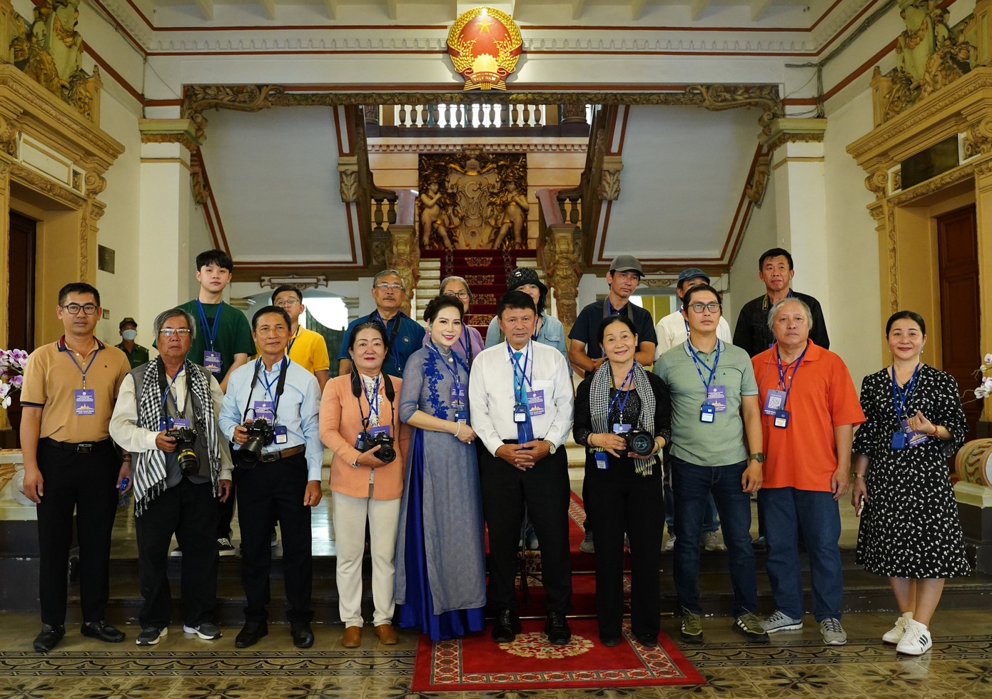 Một đoàn khách chụp hình lưu niệm tại cầu thang toà nhà. Một đoàn khách chụp hình lưu niệm tại cầu thang toà nhà.