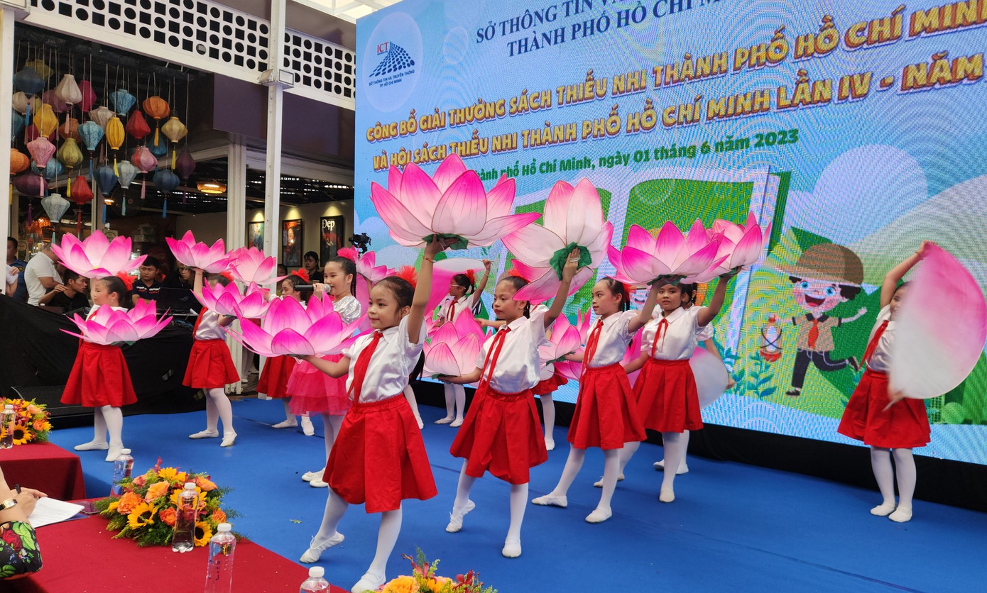 Các em thiếu nhi hát chào mừng lễ phát động giải thưởng Sách thiếu nhi TPHCM Các em thiếu nhi hát chào mừng lễ phát động giải thưởng Sách thiếu nhi TPHCM