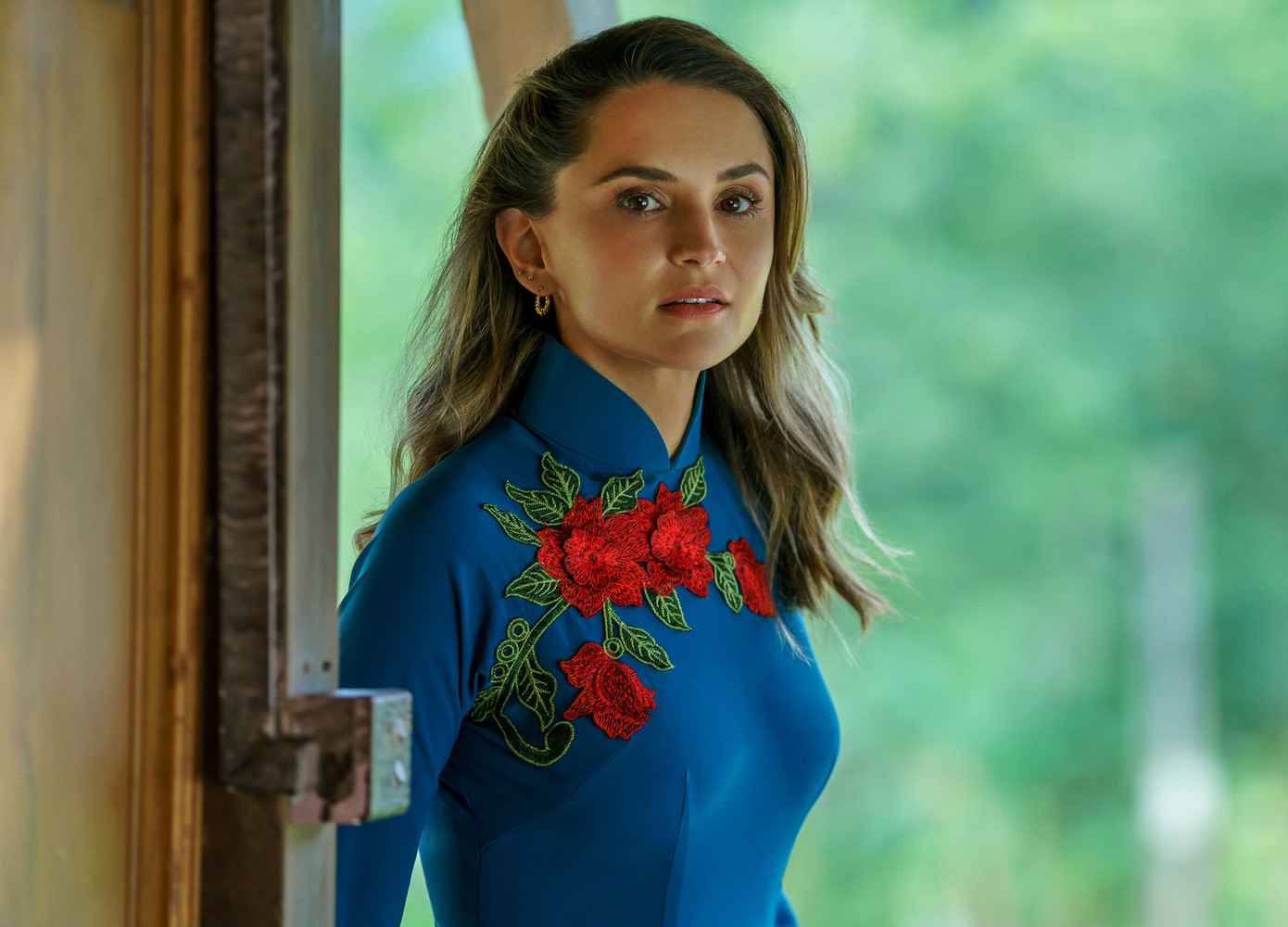 Rachael Leigh Cook duyên dáng trong tà áo dài Việt Nam.