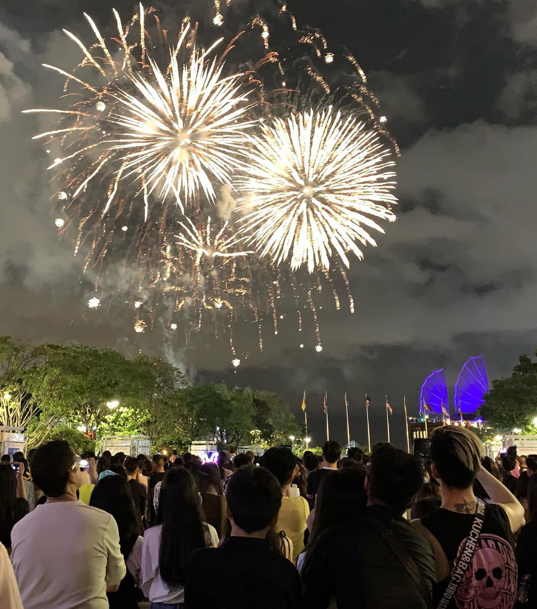 Người dân TPHCM xem bắn pháo hoa