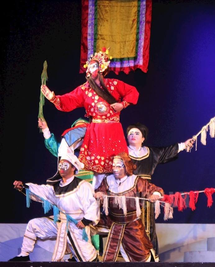 Nhà hát Nghệ thuật Hát Bội trong một tiết mục hát tuồng. Nhà hát Nghệ thuật Hát Bội trong một tiết mục hát tuồng.