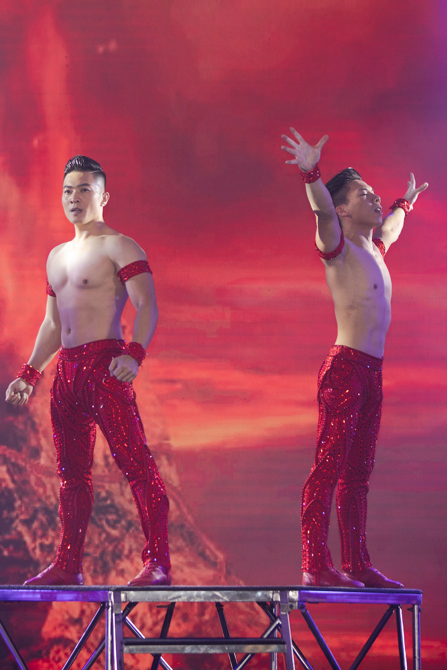 Hình ảnh hai nghệ sĩ trong đêm chung kết Britain’s.