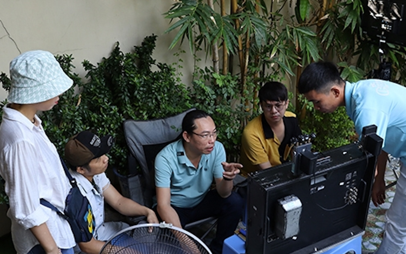 Đạo diễn Trần Toàn (giữa) đang chỉ đạo các cảnh quay. Đạo diễn Trần Toàn (giữa) đang chỉ đạo các cảnh quay.