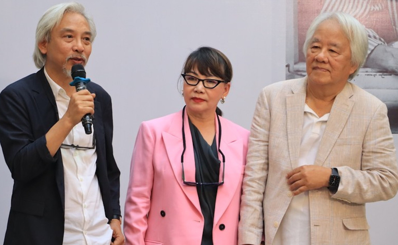 Từ phải qua: Ông Nguyễn Trung Trực, bà Trịnh Vĩnh Trinh và Dương Minh Long tại lễ khai mạc triển lãm "Lần đầu gặp lại". Từ phải qua: Ông Nguyễn Trung Trực, bà Trịnh Vĩnh Trinh và Dương Minh Long tại lễ khai mạc triển lãm "Lần đầu gặp lại".