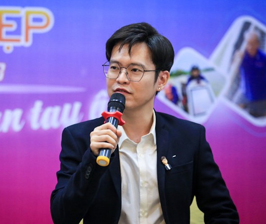 Nhà văn Anh Khang chia sẻ tại buổi họp báo.