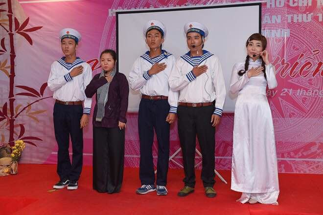 Các nhà thơ trình diễn hoạt cảnh thơ.