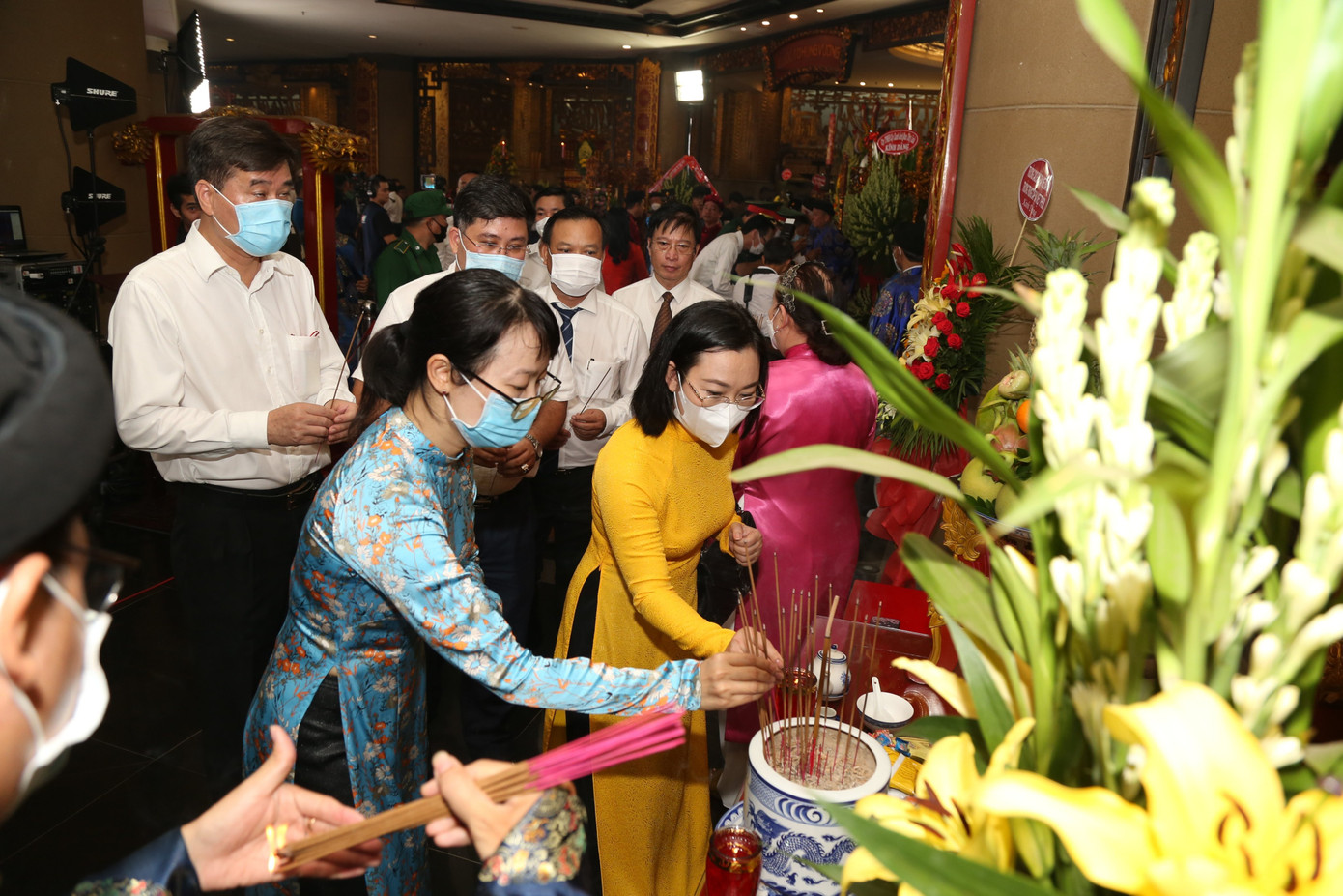 Đông đảo các đại biểu, quần chúng cùng tham gia dâng hương Quốc Tổ. Đông đảo các đại biểu, quần chúng cùng tham gia dâng hương Quốc Tổ.