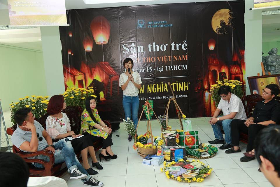 Các nhà thơ trẻ trong sân chơi thơ trẻ tại Ngày thơ Việt Nam TPHCM.