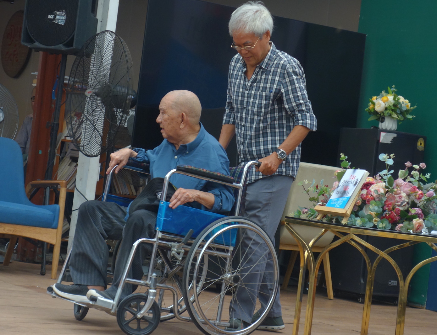 Nhà văn Nguyễn Đông Thức và nghệ sĩ - nhà văn Mạc Can. Ảnh: Trọng Thịnh.